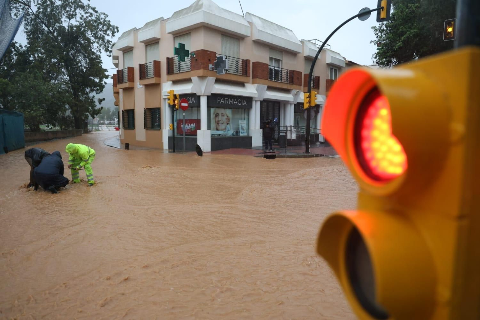 Operarios tratan de achicar el agua en una calle de Campanillas, este miércoles. Operarios tratan de achicar el agua en una calle de Campanillas, este miércoles.