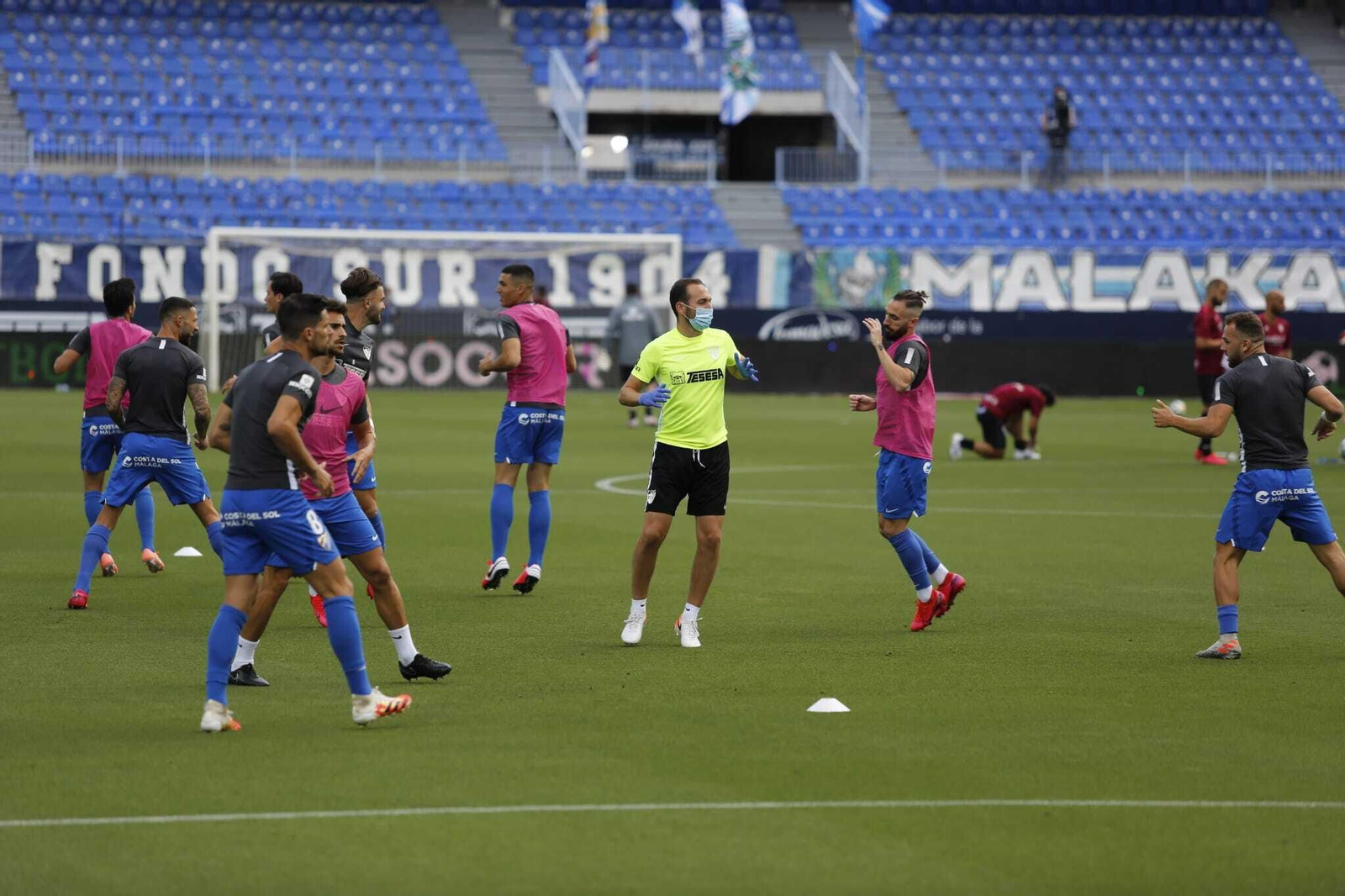 Galería del calentamiento del Málaga-Huesca.