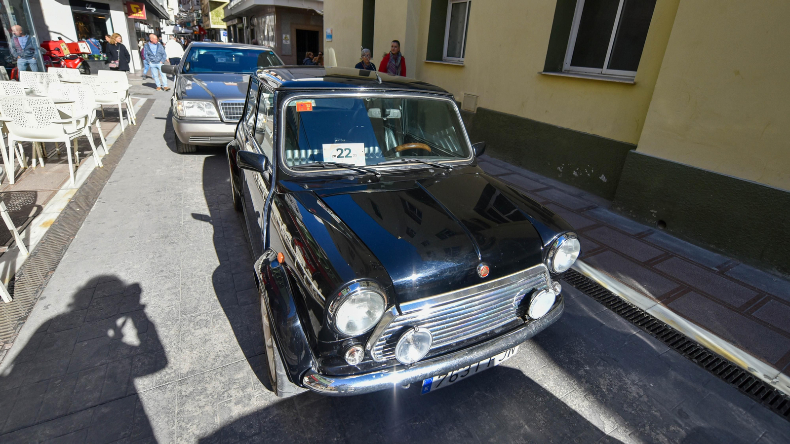 La exhibición de coches de antiguos en el centro de La Línea, en imágenes