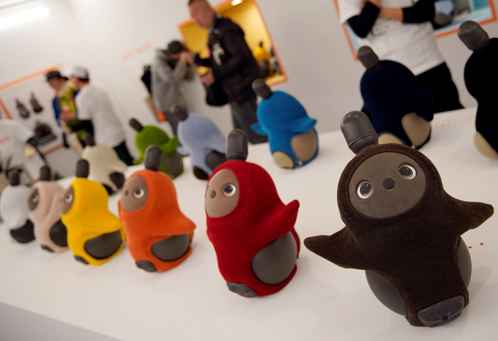 Varias muestras de 'Lovot',  el robot presentado hoy en Tokio.