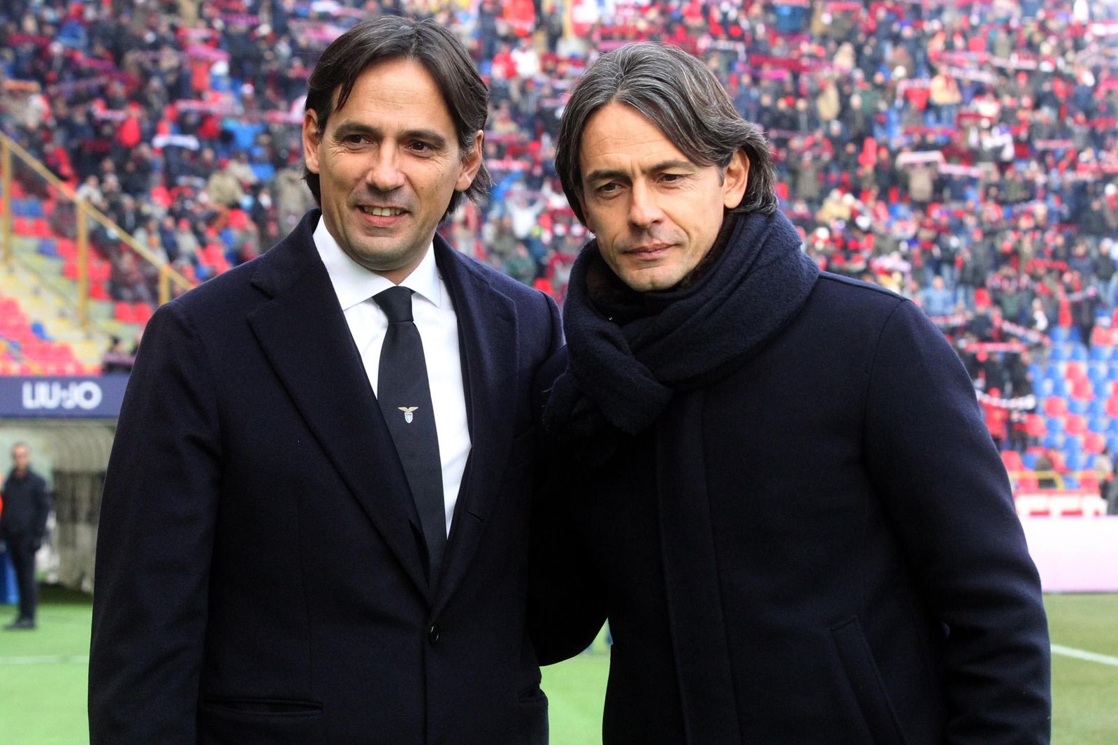 Simone Inzaghi, a la izquierda, posa con su hermano Filippo antes del partido en Bolonia.