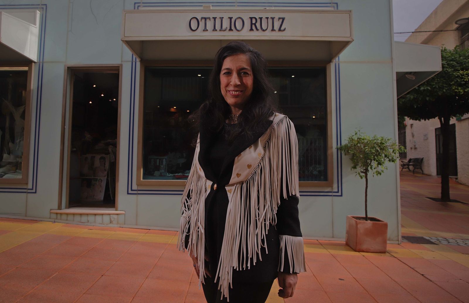 Arantxa Ruiz posa frente al escaparate de la tienda que regenta, heredera de un legado centenario que ha pasado de generación en generación.