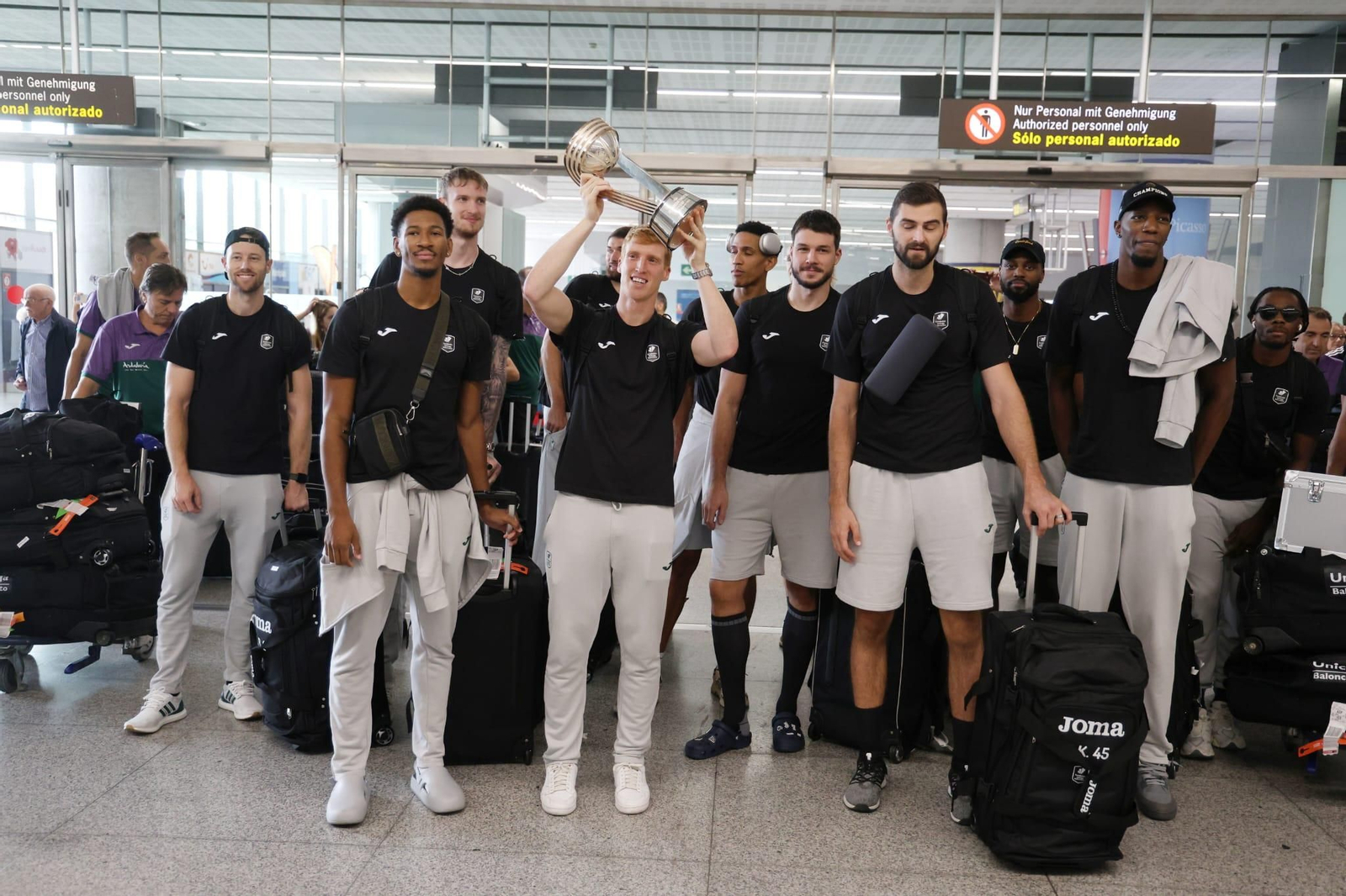 El Unicaja brinda la Intercontinental a un centenar de aficionados en el aeropuerto