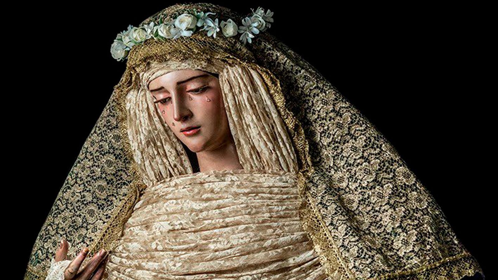 La Virgen de Gracia y Esperanza coronada de flores