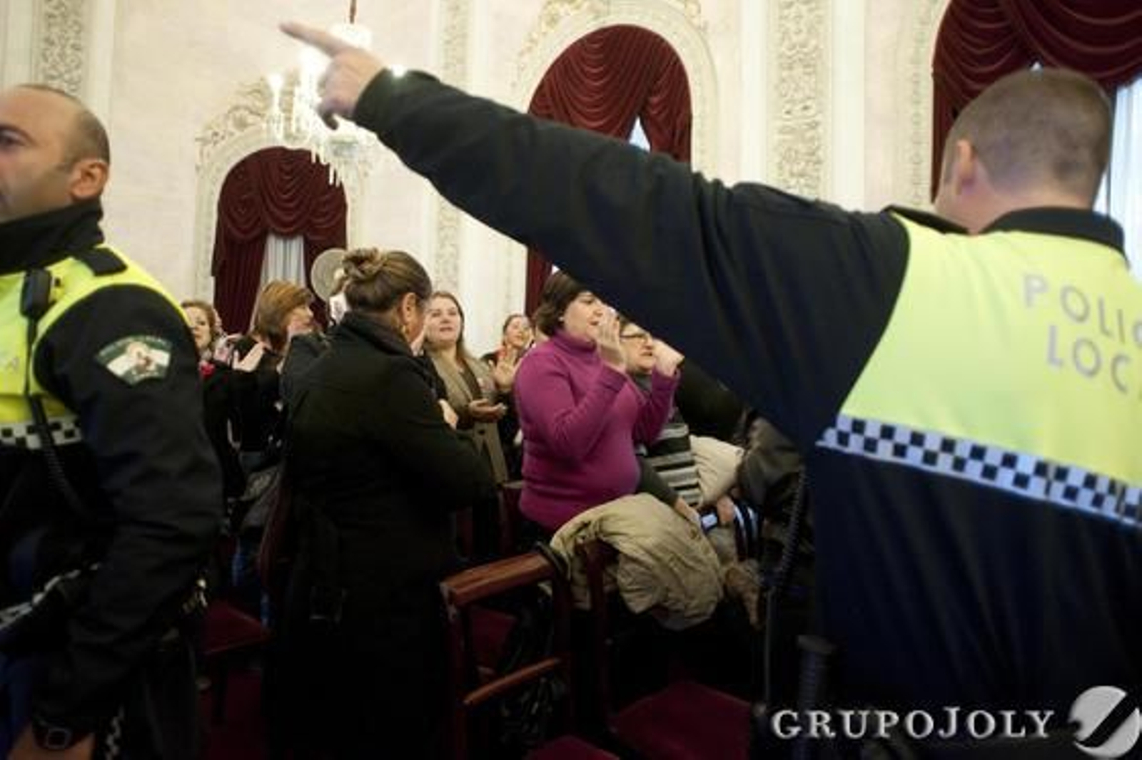 Momentos de tensión en el último pleno del año en el Ayuntamiento de Cádiz por las protestas de las empleadas de Limasa, que fueron desalojadas por la Policía. 

Foto: Joaquin Hernandez Kiki