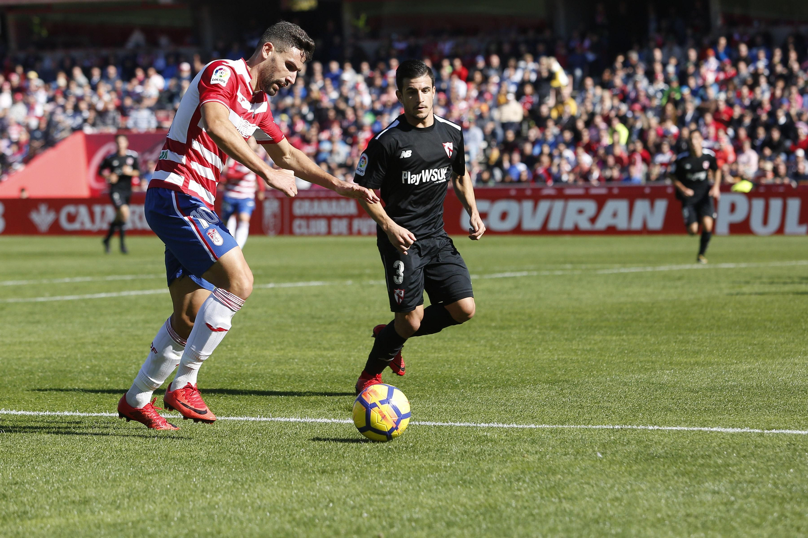 Antonio Puertas se prepara para golpear el balón durante el encuentro de ayer ante el Sevilla Atlético.