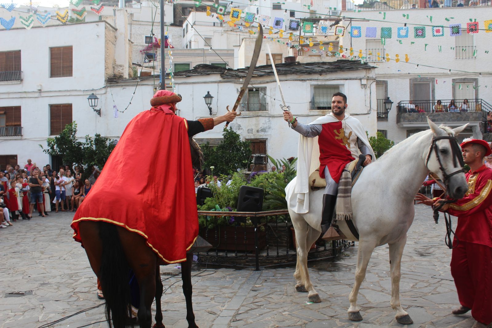 El genera moro, Francis Rubira Pozo, se enfrenta a su homólogo cristiano, Jesús García Martínez, en la plaza.