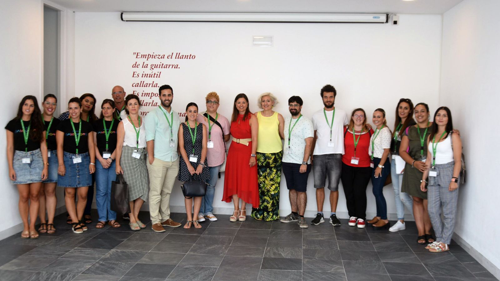 Foto de familia de las nuevas incorporaciones al Ayuntamiento con Cavada y Foncubierta (en el centro).