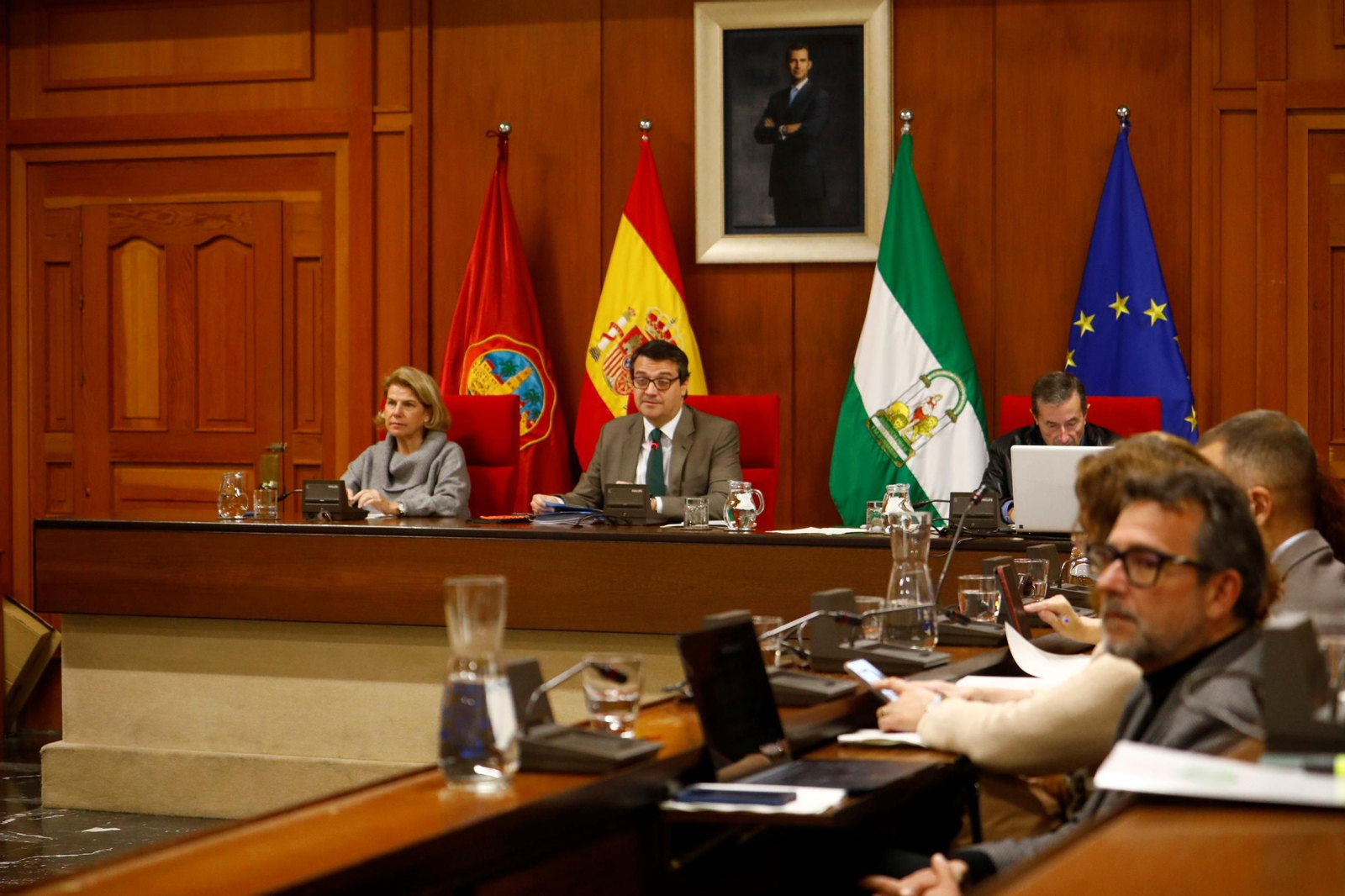 Las imágenes del Pleno suspendido por las protestas de los vecinos de Villarrubia Las imágenes del Pleno suspendido por las protestas de los vecinos de Villarrubia