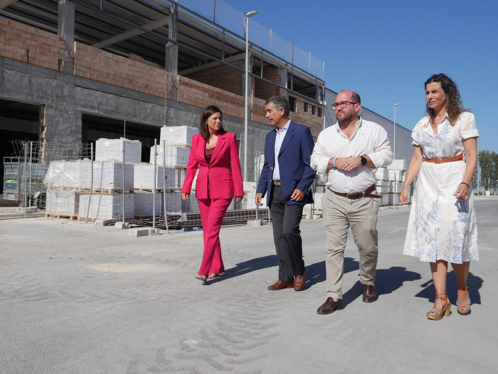 La alcaldesa recorrió las obras acompañada por el representante de Ten Brinke y varios de sus concejales.
