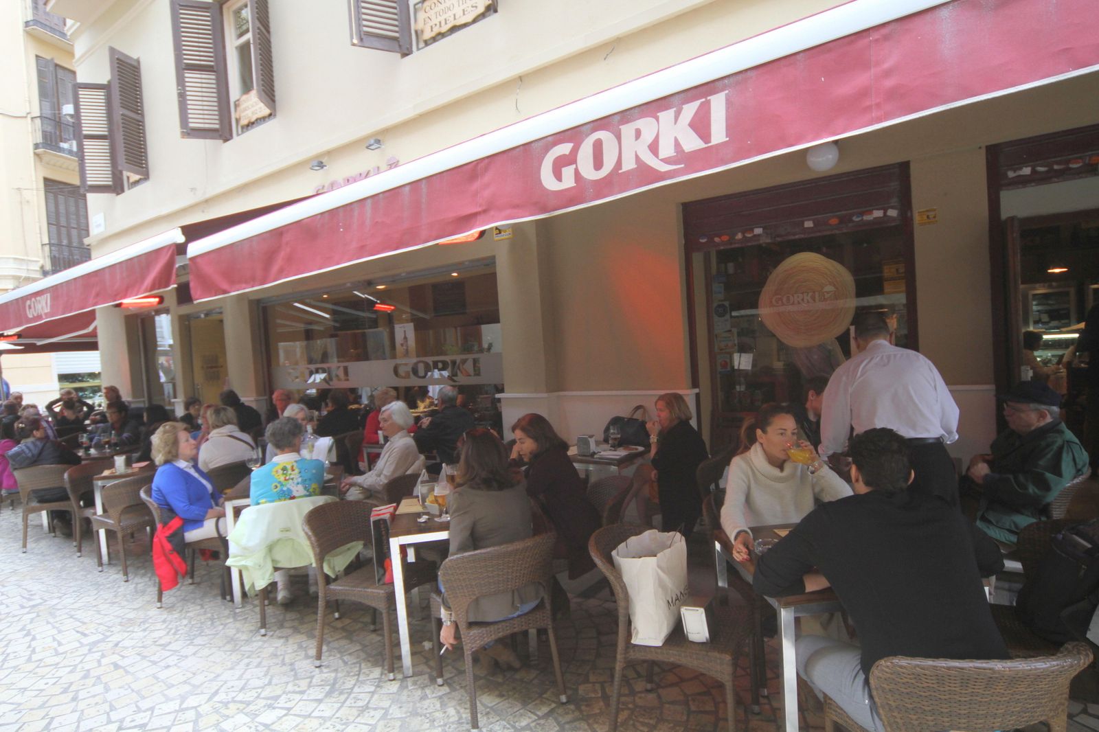 Restaurante Gorki: tapas, bocadillos y vinos en calle Strachan.