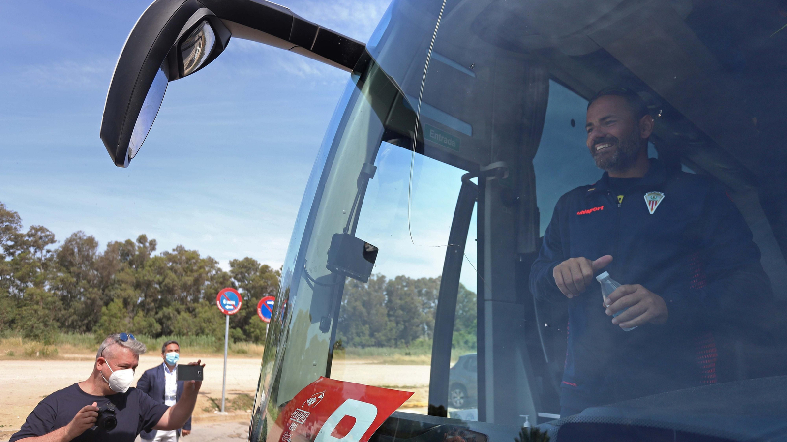 Fotos de la salida del Algeciras a la final del playoff de ascenso a Segunda