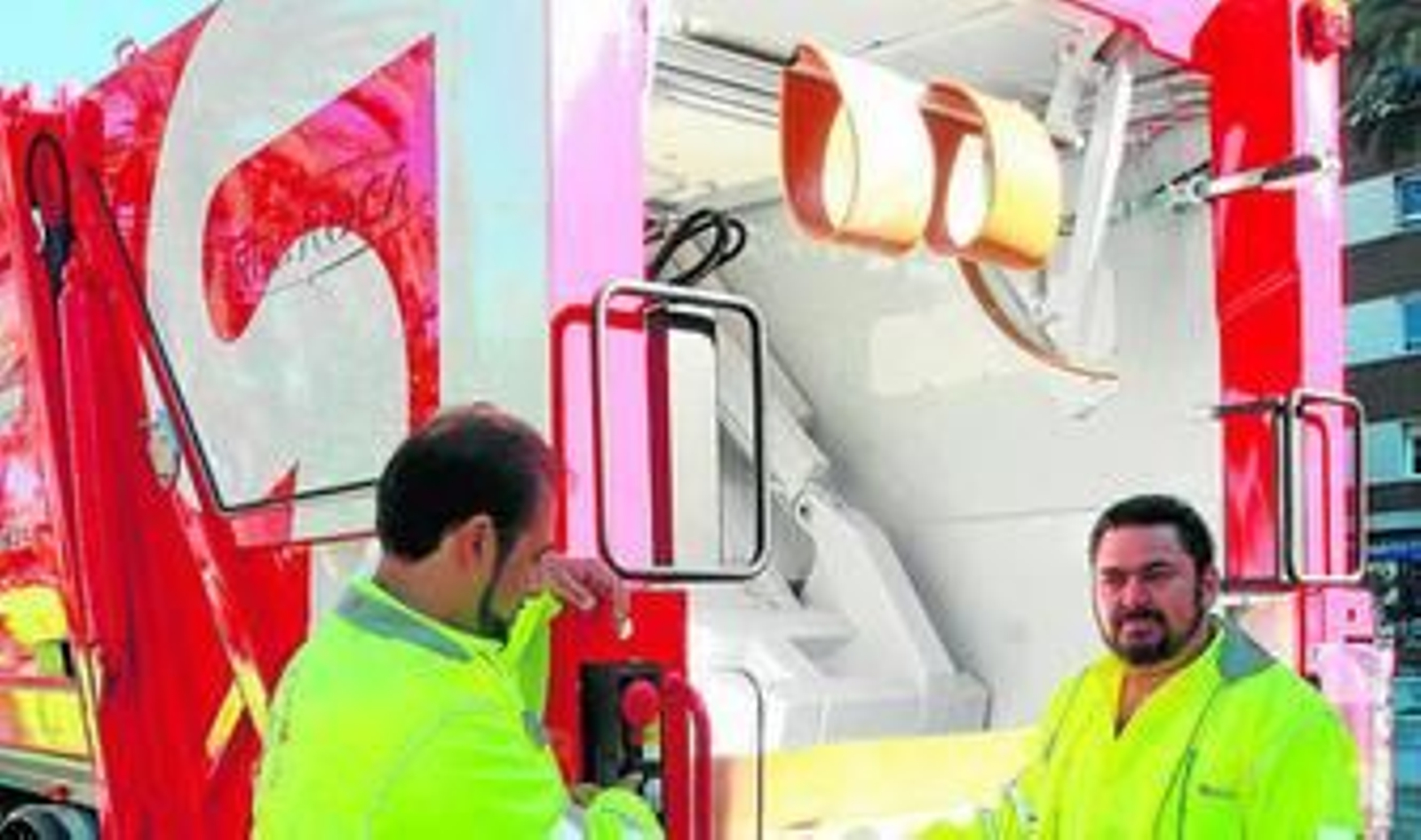 Foto de archivo de dos empleados de un camión usado por Cáritas para la recogida de cartón.