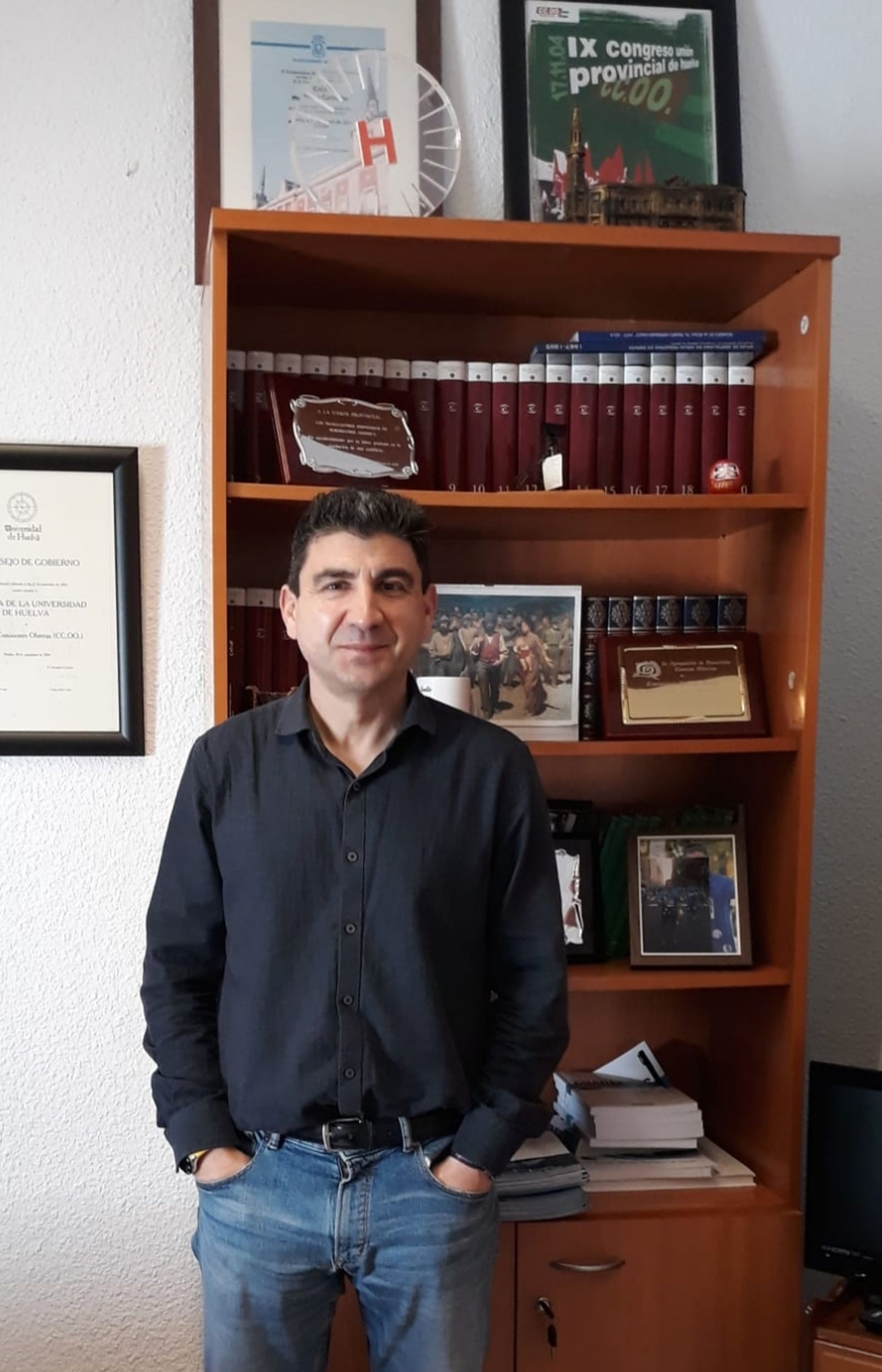 Emilio Fernández, secretario general de CCOO Huelva en su domicilio.