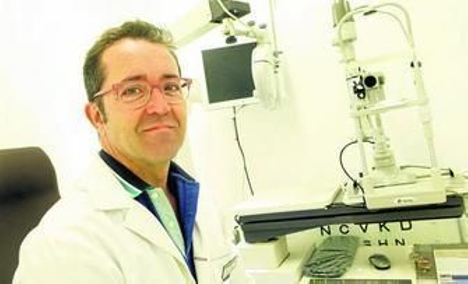 El óptico José María Hercé, en su puesto de trabajo en Multiópticas Iglesias.