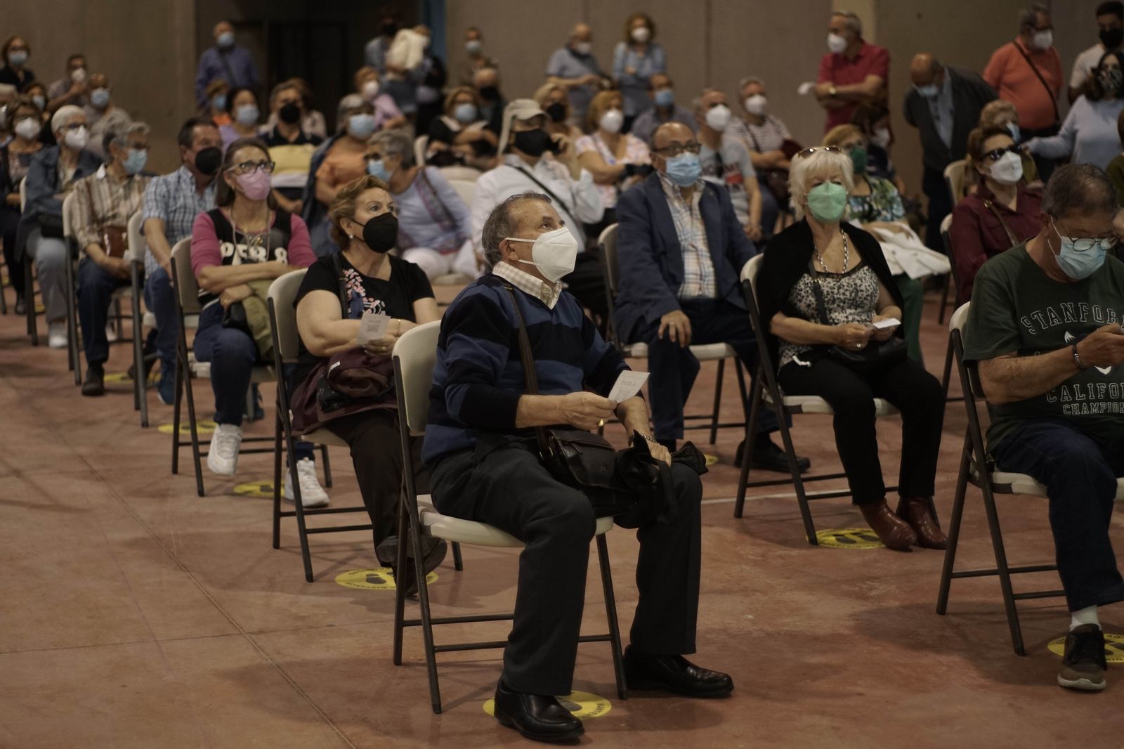 Imágenes de la vacunación de mayores en el Estadio de la Cartuja