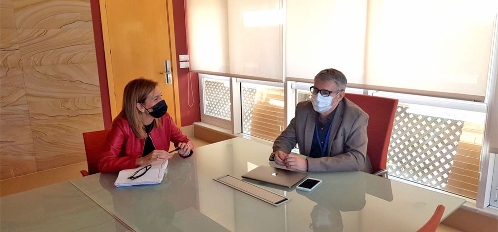 Un instante de la reunión del rector de la UCA con la portavoz socialista.