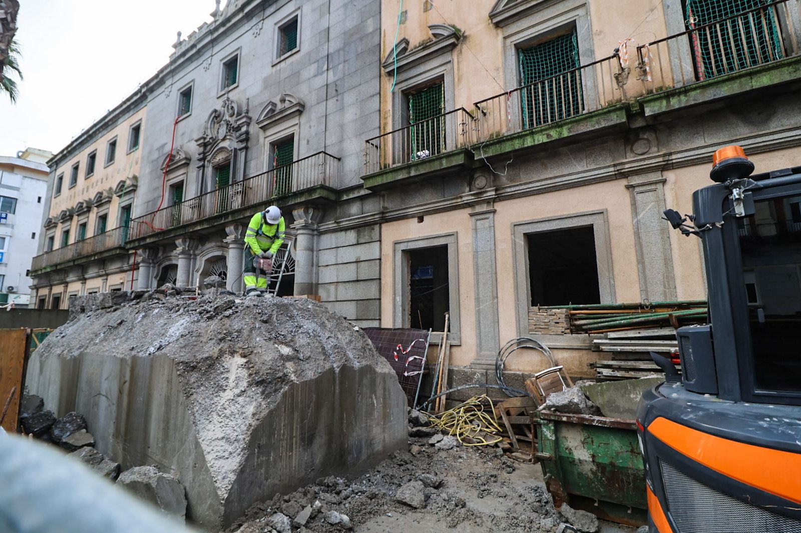 Fotos de la demolición de los bloques de hormigón situados alrededor del edificio de Hacienda