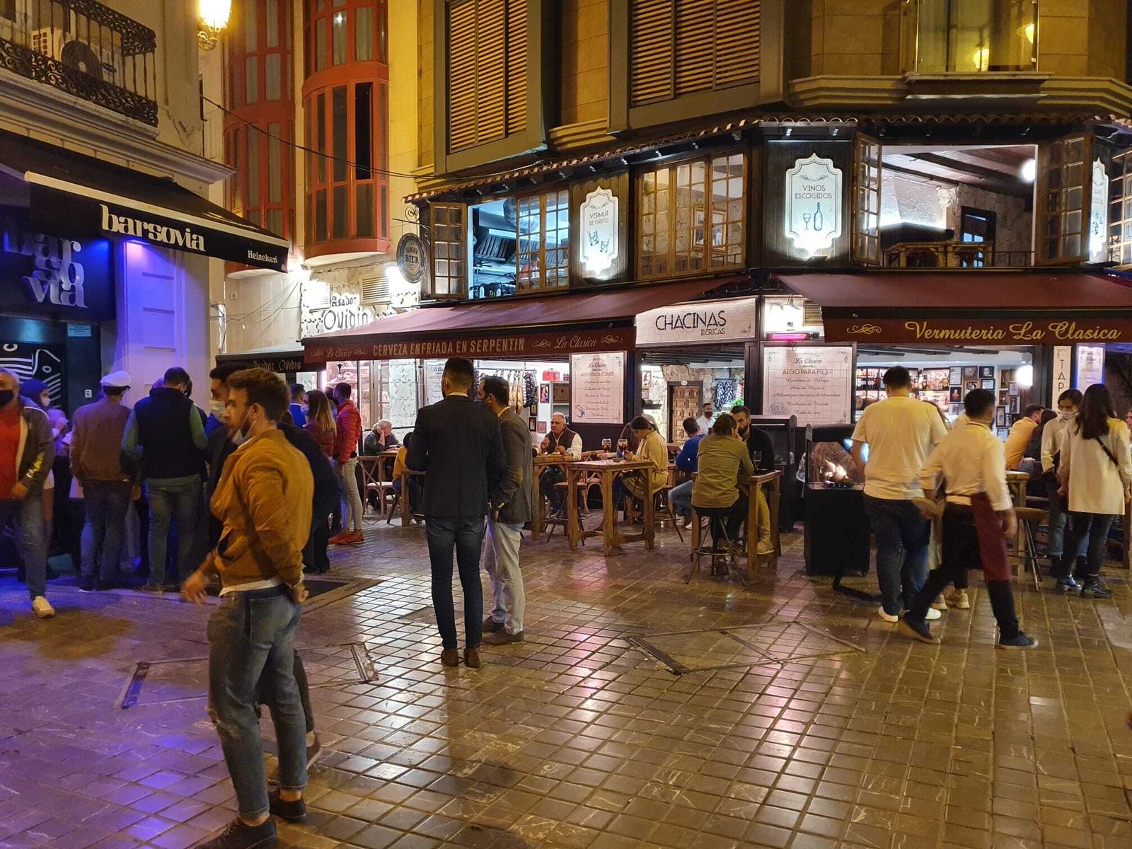 Fotos del 'lleno' en el Centro de Málaga, que apura el toque de queda
