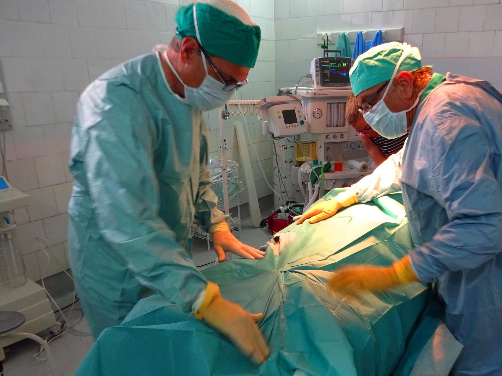 Un cirujano taurino, en los momentos previos a una intervención quirúrgica.