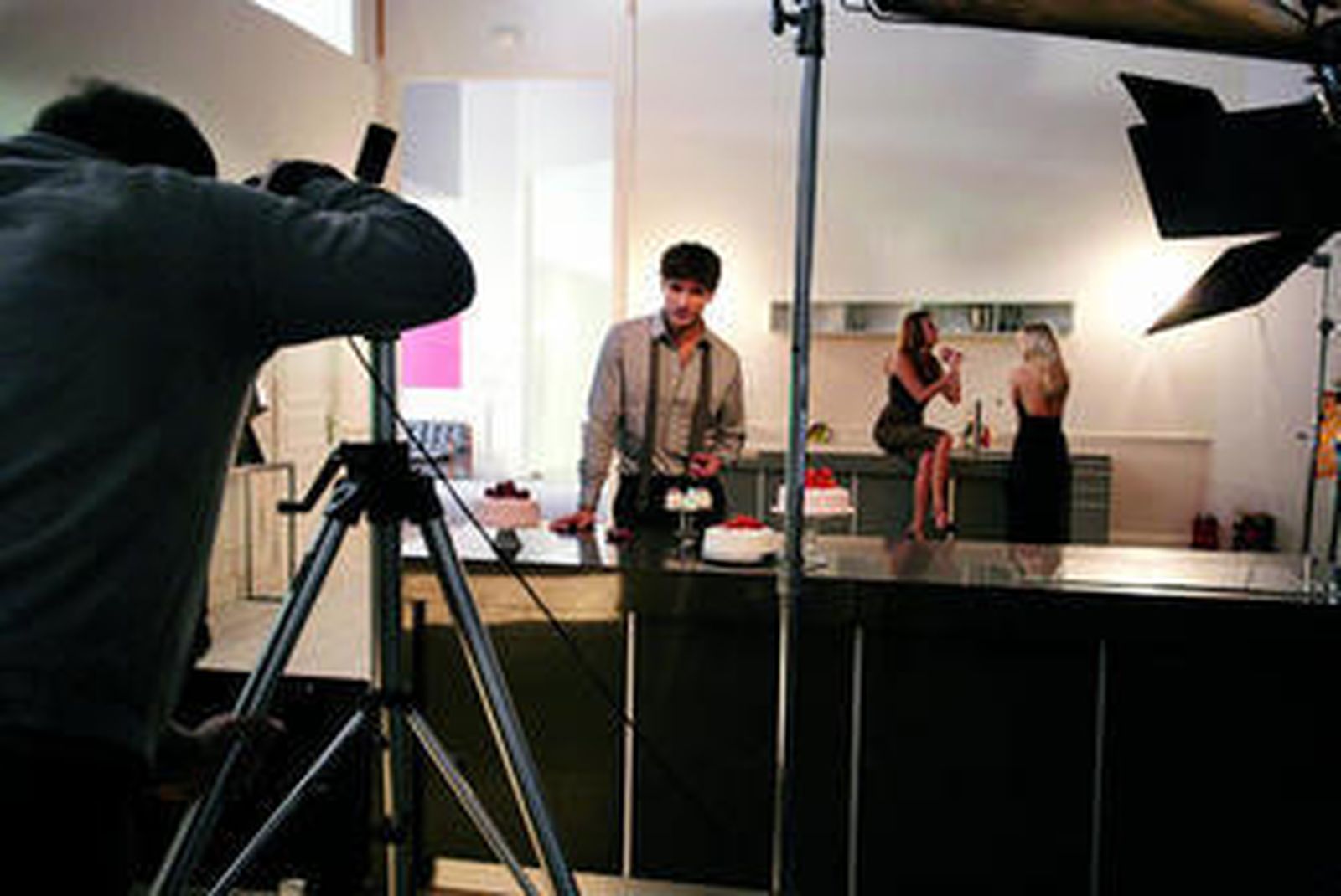 Un momento del rodaje del spot publicitario con Andrés Velencoso.