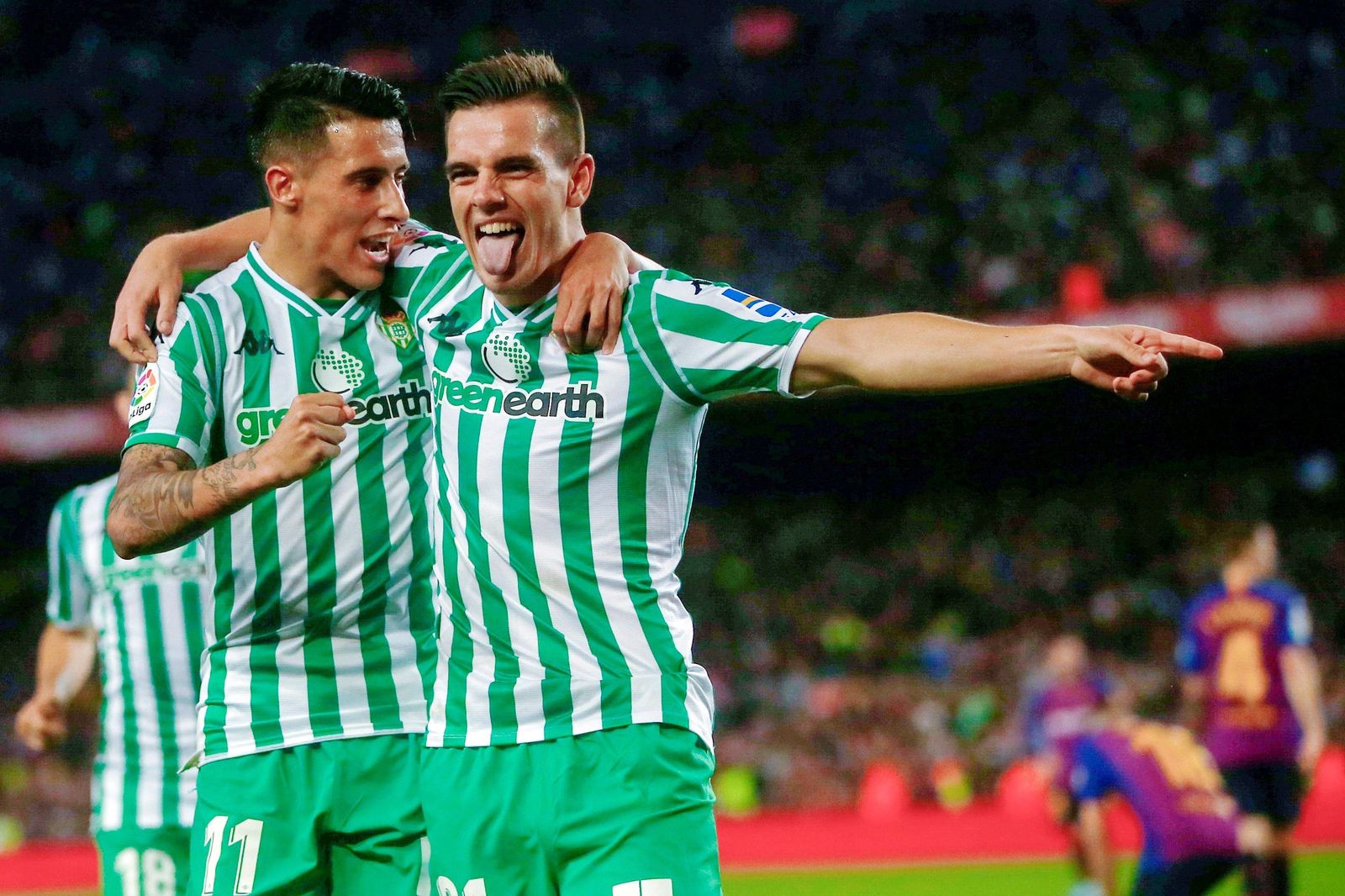 Lo Celso celebra un gol en el Camp Nou junto a Tello.