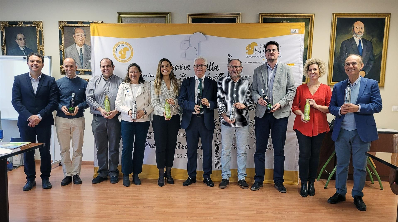 Premiados, patrocinadores y expertos posan con los aceites galardonados.