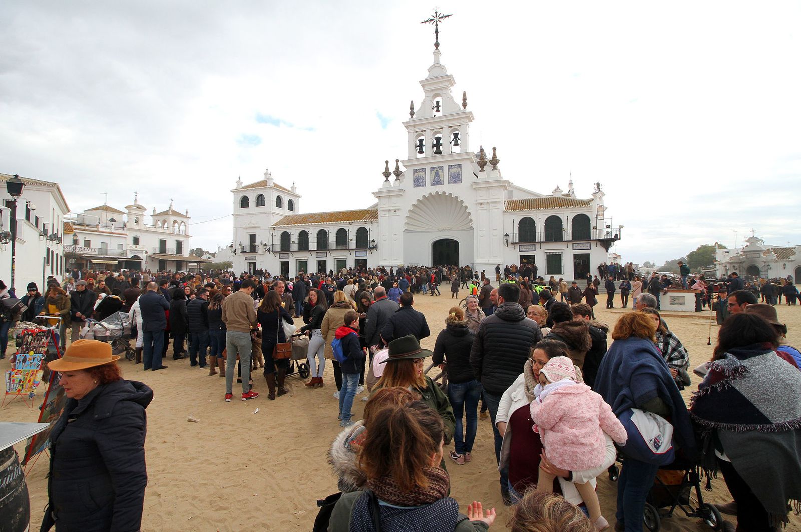 El Rocío celebra La Candelaria con la presentación de los niños a la Virgen, en imágenes