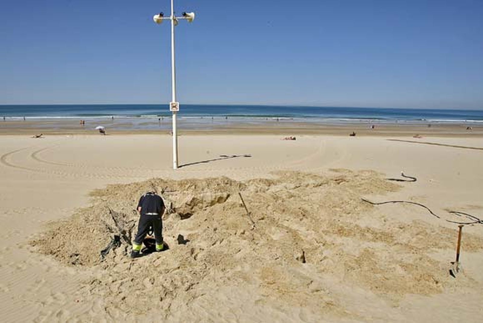 Decenas de operarios se afanan estos días por dejar la zona estrella del verano gaditano en perfecto estado./Joaquín Pino

Foto: Joaquin Pino