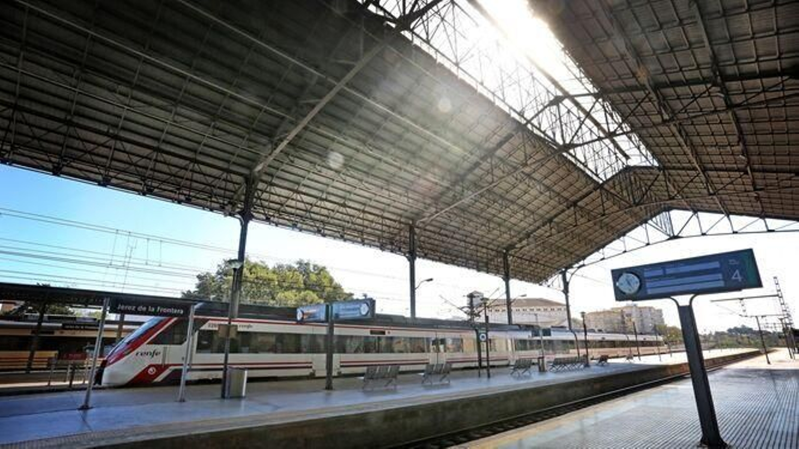Un tren del servicio de cercanías en la estación de Jerez