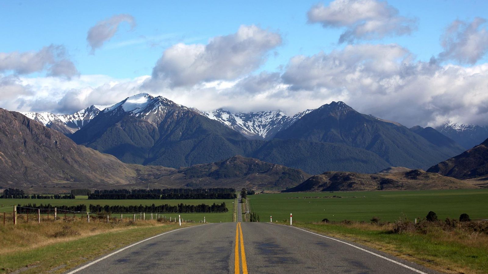 Carretera de Nueva Zelanda con contrastes paisajísticos