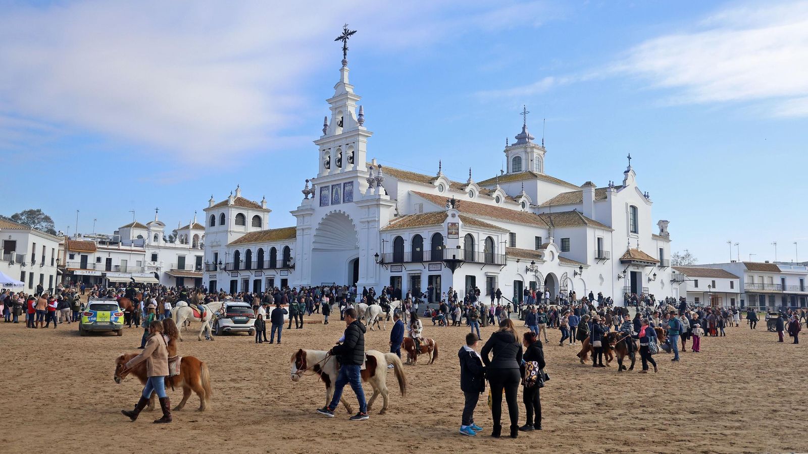 La aldea de El Rocío llena de turistas y peregrinos.
