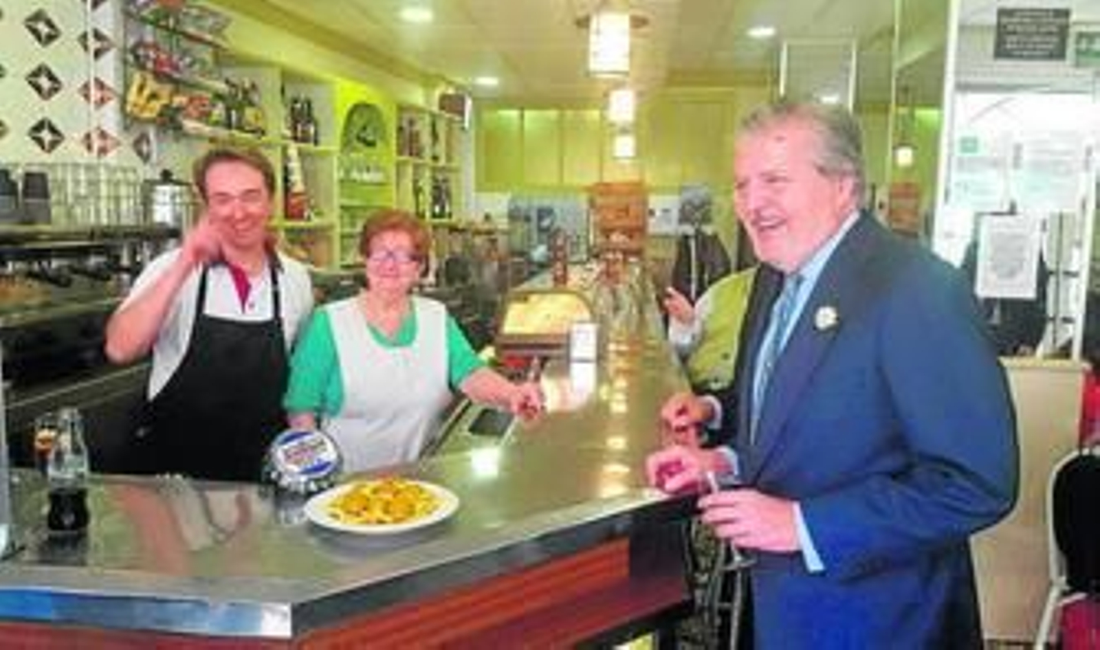 El ministro de Cultura en Los Rodríguez junto a los responsables del café-bar y el plato de albóndigas.