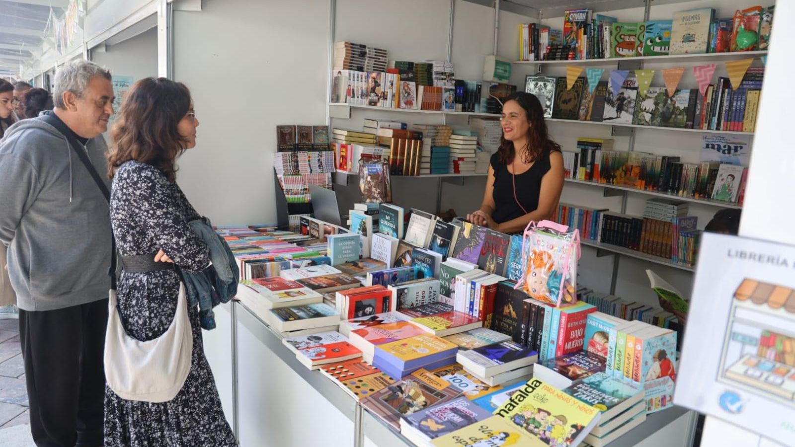 Uno de los stands de la Feria del Libro de Huelva este viernes.