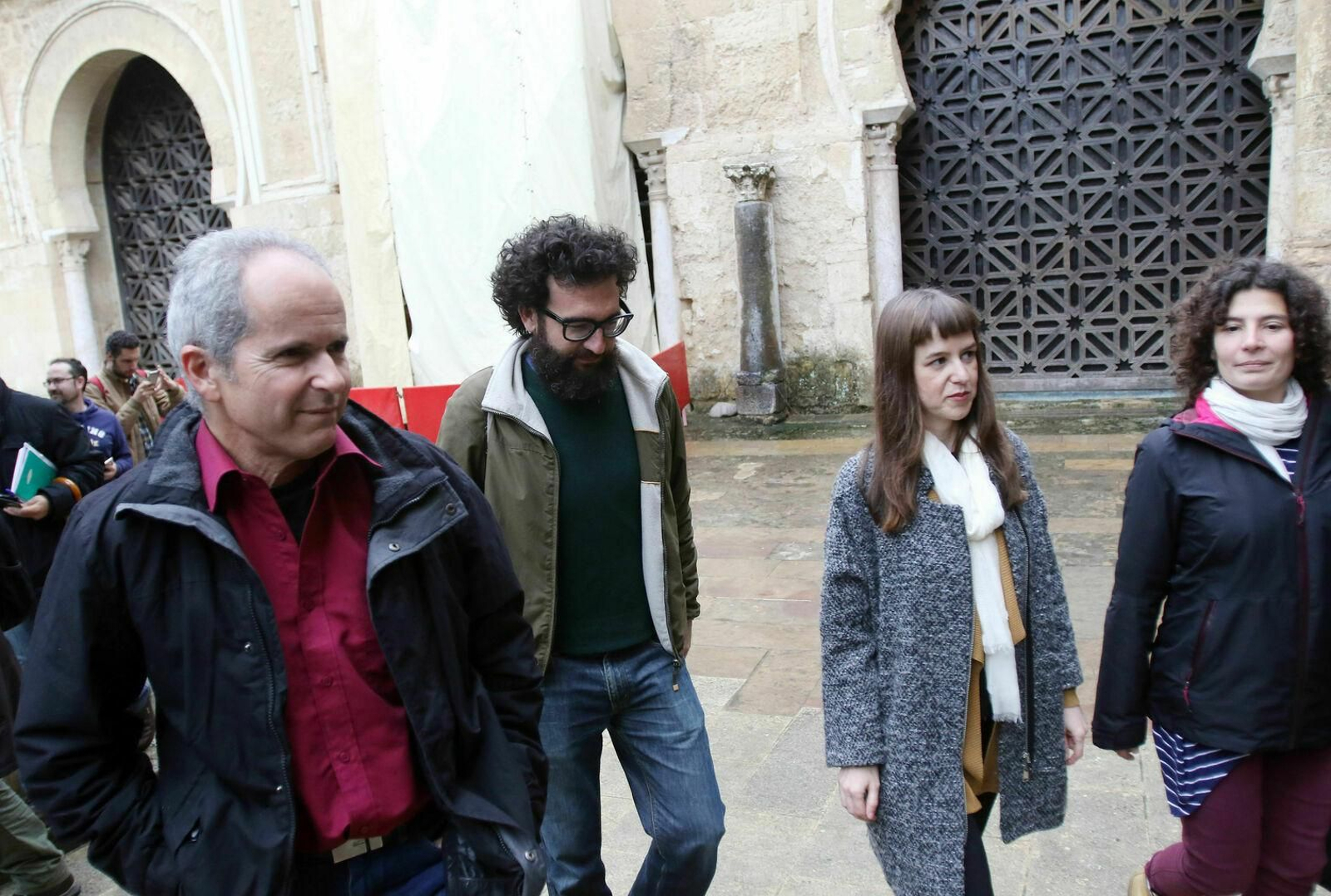 Rafael Blázquez (Ganemos) y Jorge Hidalgo (Podemos), en una rueda de prensa en la Mezquita.