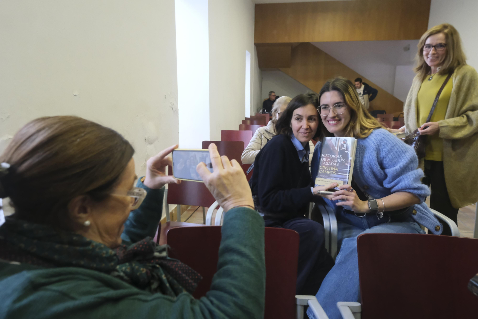 Las imágenes de la presentación de la obra ‘Historias de mujeres casadas’ de Cristina Campos en Córdoba