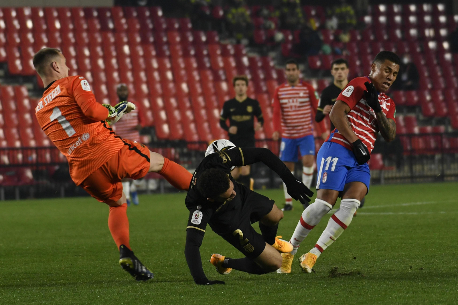 Machís derriba a Dest ante la salida desesperada de Ter Stegen.