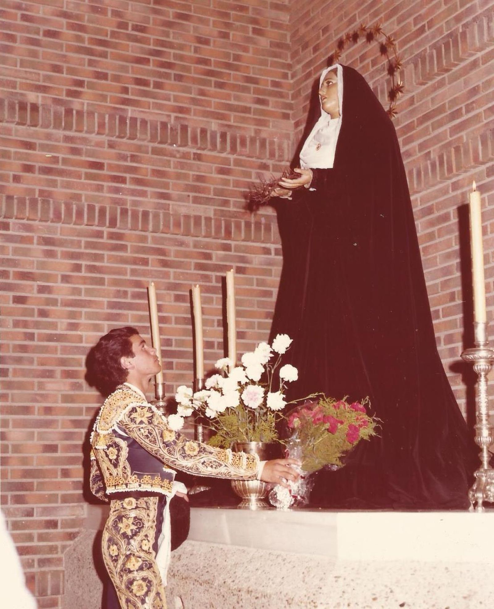 El maestro Antonio Lozano rezando ante la Virgen de Amor y Sacrificio.