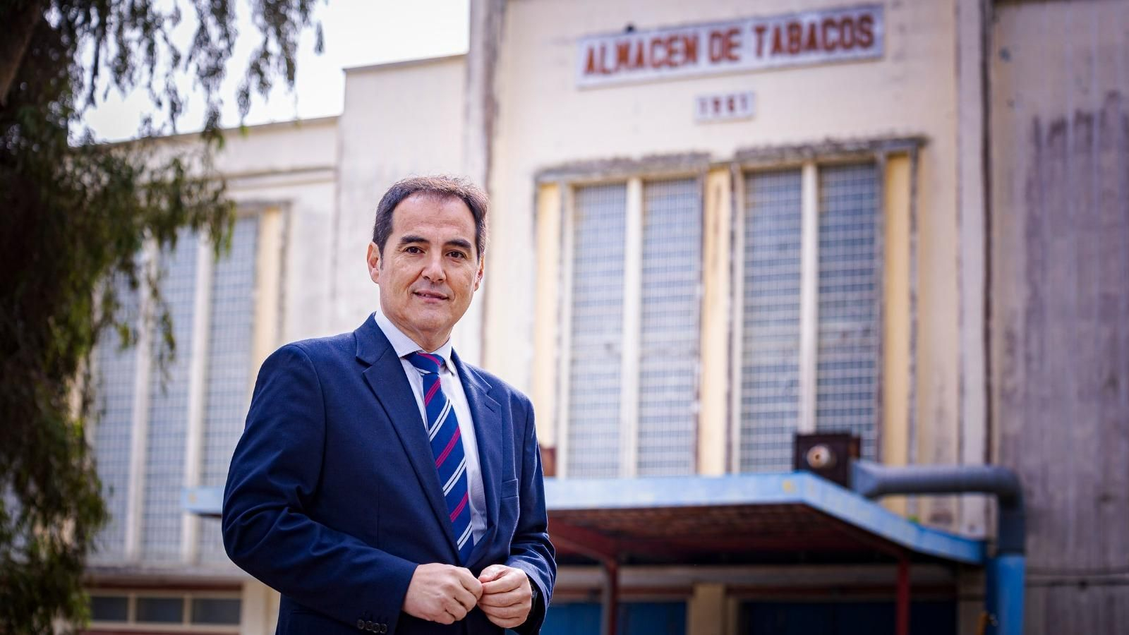El consejero de Justicia, José Antonio Nieto, ante los antiguos depósitos de tabaco, sede de la futura Ciudad de la Justicia de Cádiz.