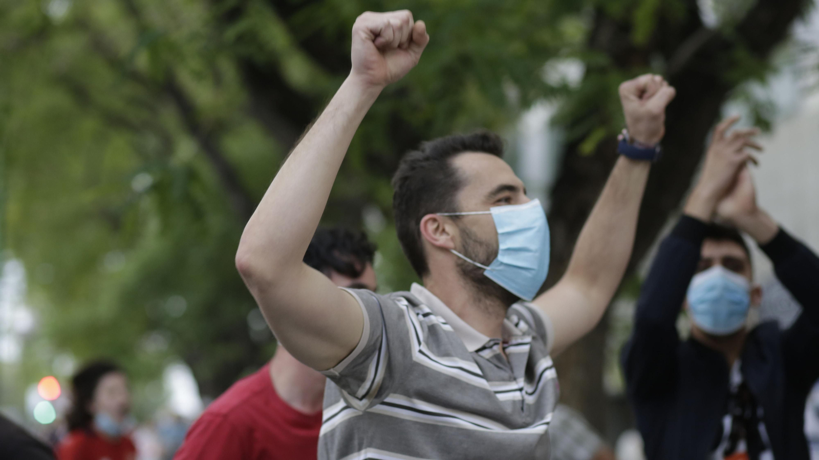 Mucha  presencia policial en el entorno del Sanchez Pizjuán  durante el derbi