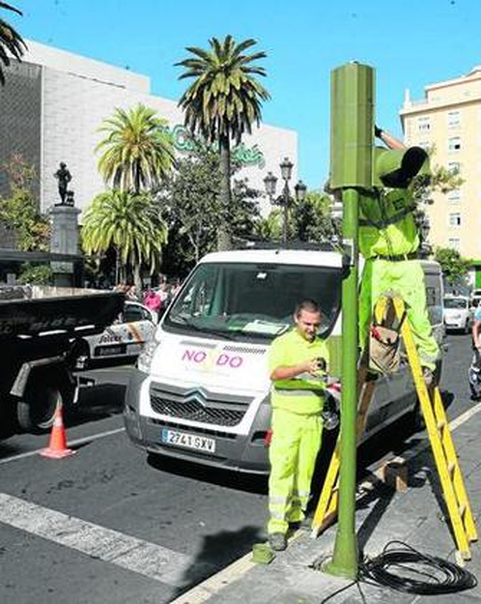 Los operarios del Ayuntamiento colocando ayer los semáforos.
