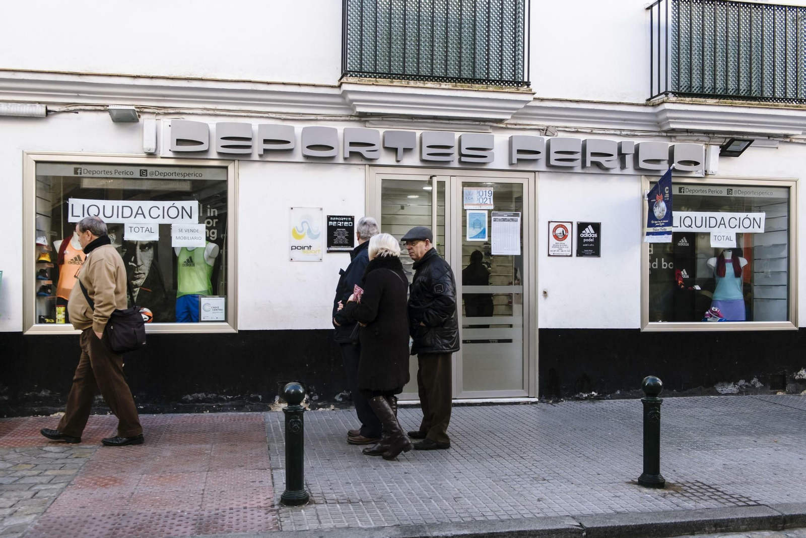 Deportes Perico con carteles de liquidación en una foto tomada este miércoles.