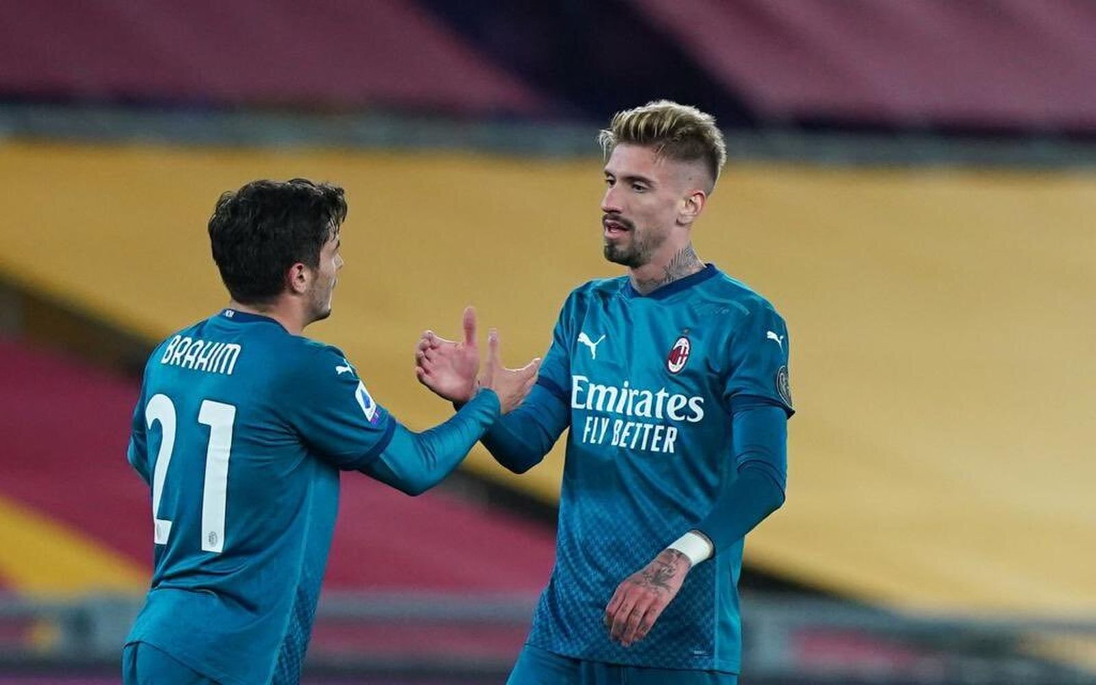 Brahim y Samu Castillejo celebran el triunfo del Milan en Roma.