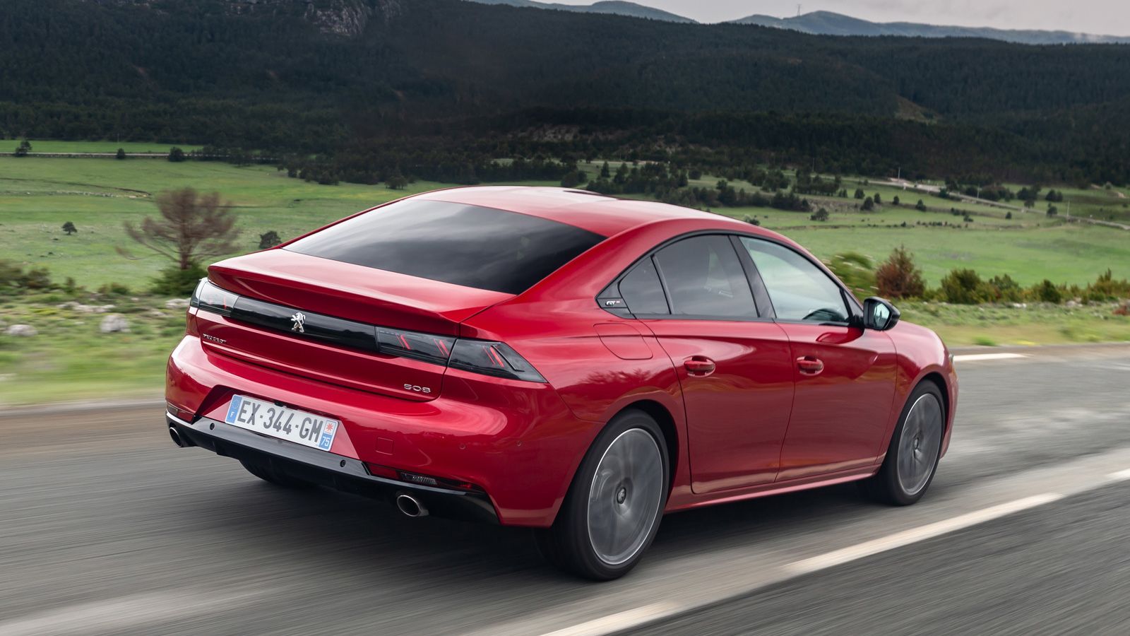 Desde la mitad de la carrocería el techo cae, lo que supone una estética de tipo coupé.