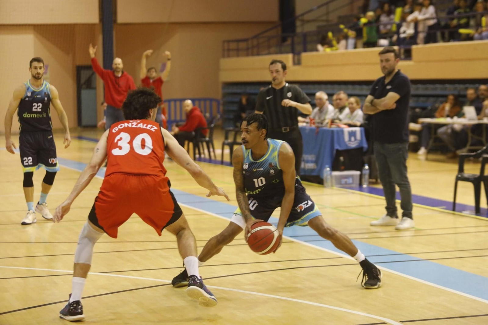 El debutante Wayne Arnold lleva el balón para Udea.