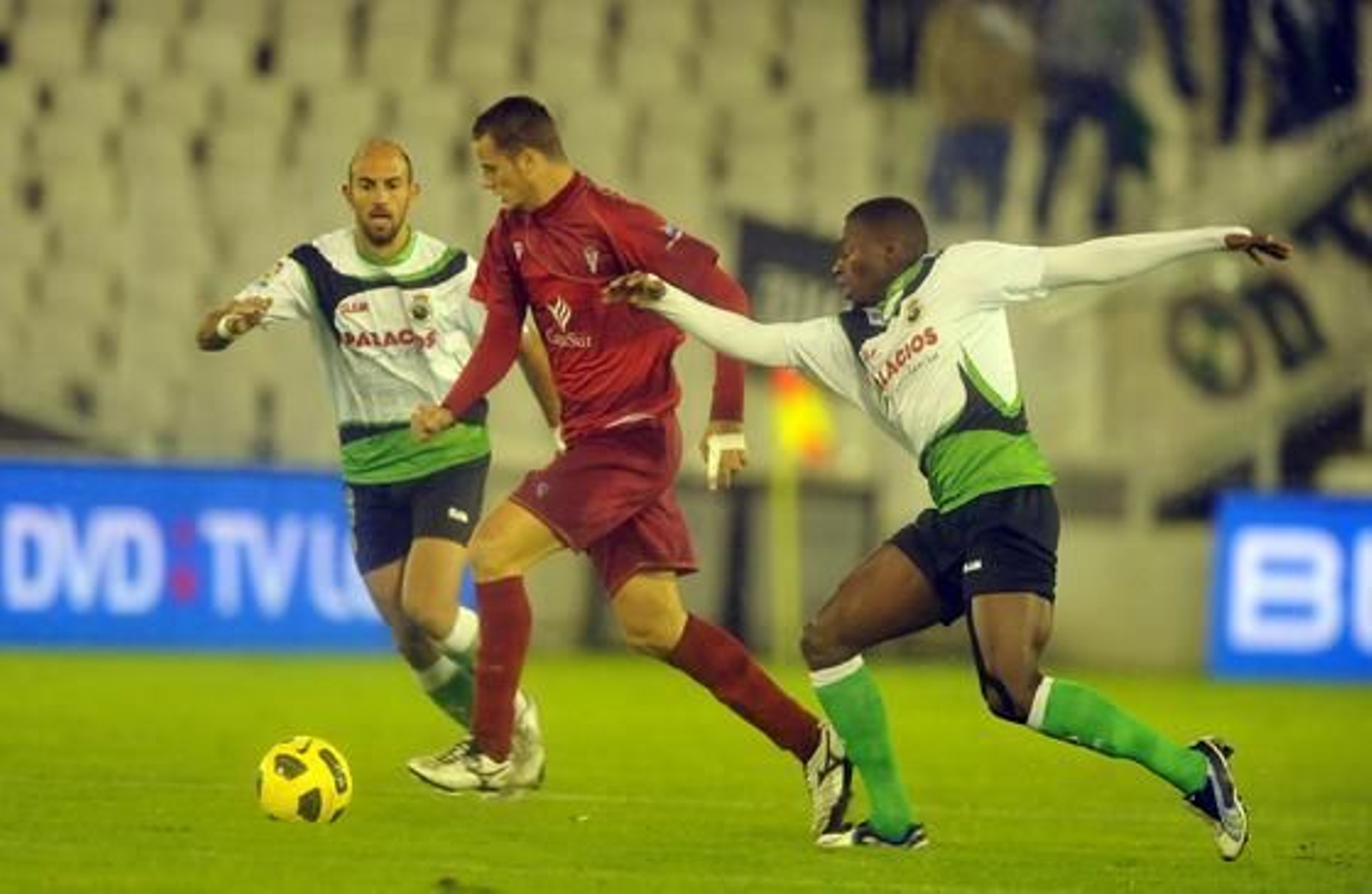 El Córdoba hace valer la renta de la ida y pasa a octavos de la Copa del Rey pese a perder  3-1 en Santander. / LOF