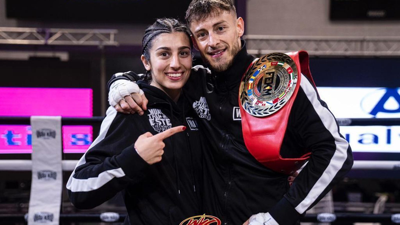 Alejandro Robles posa junto a su mujer con el cinturón de campeón de España conseguido.