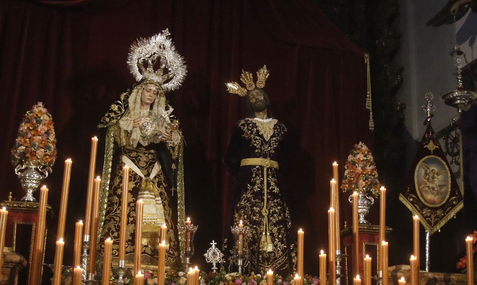 Los titulares de la hermandad del Perdón, durante la veneración de la pasada Semana Santa.