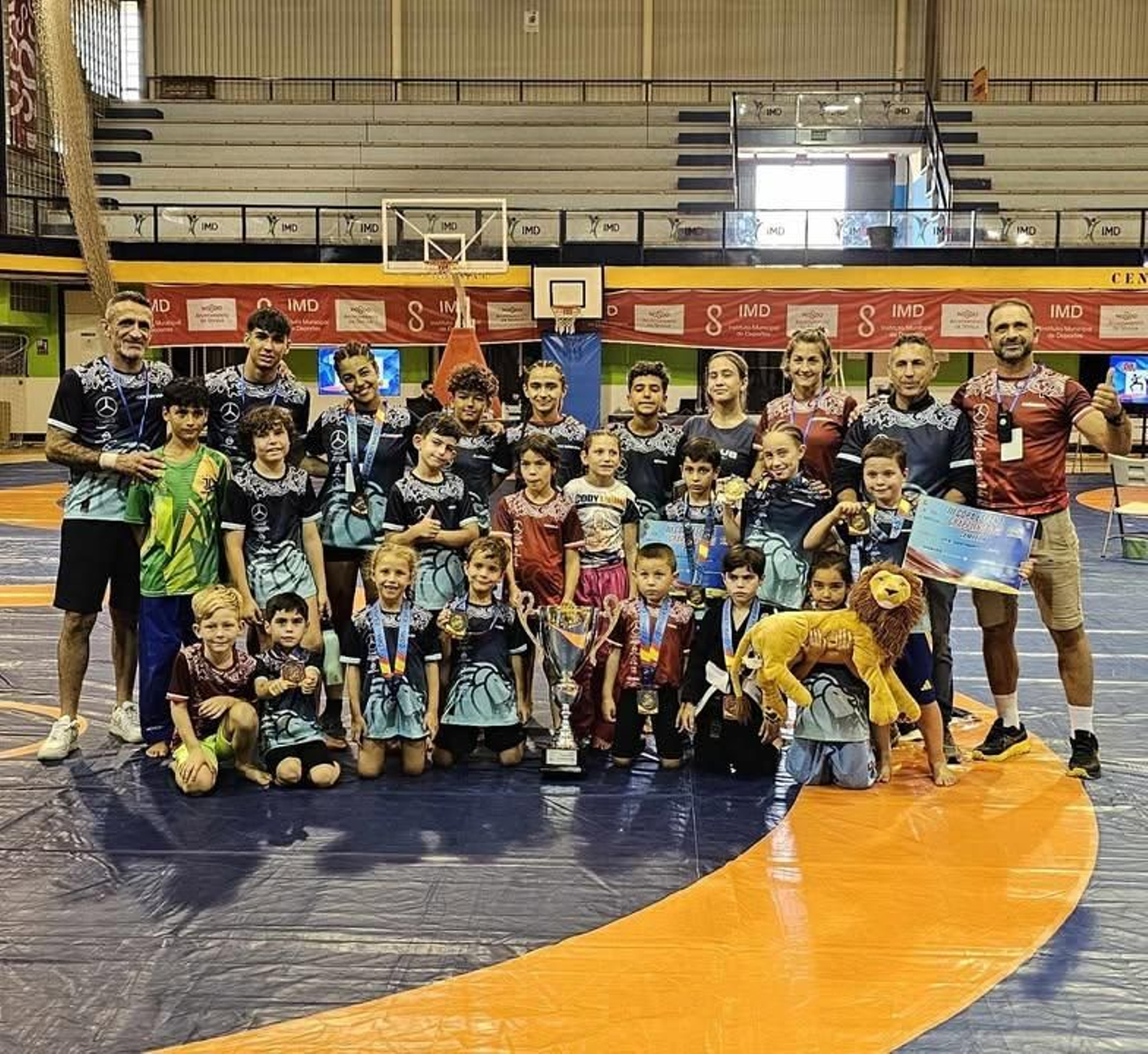 Integrantes del CAI Club con el trofeo y medallas ganadas