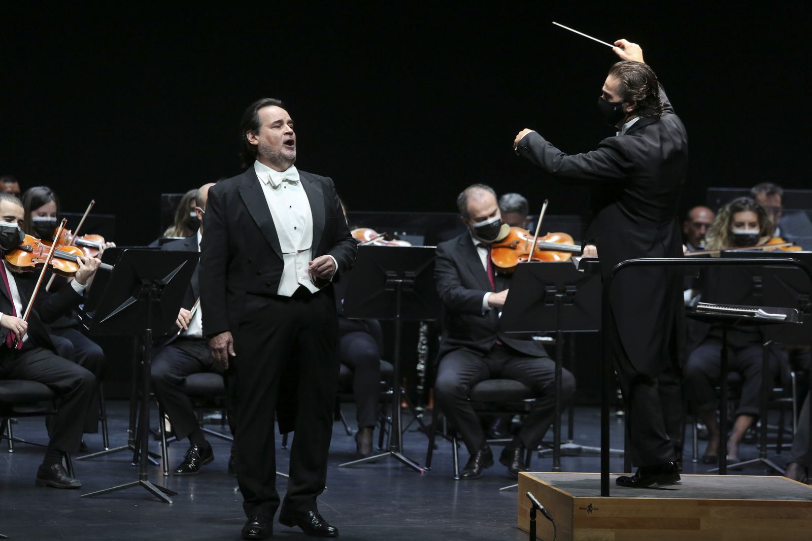 El tenor José Bros, junto al director José María Moreno y la Orquesta Filarmónica de Málaga, este miércoles, en el Teatro del Soho Caixabank.